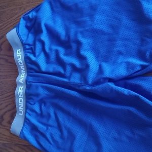 Mens Under Armor shorts. Size Youth XL